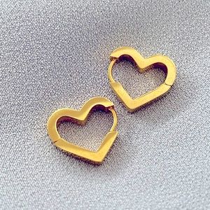 NWOT heart-shaped huggies